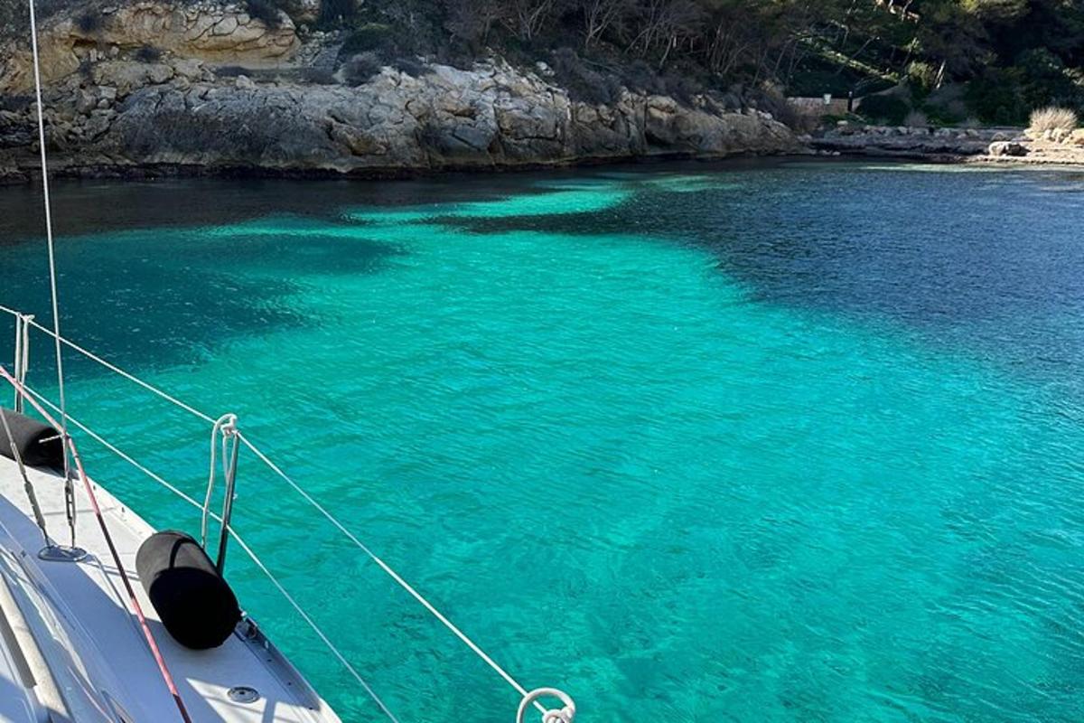 una barca in uno specchio d'acqua blu