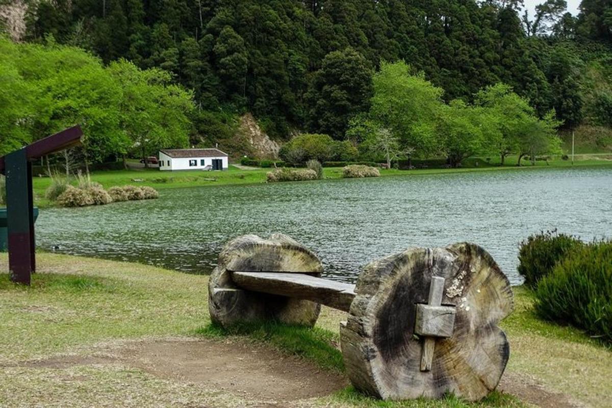 egy pad a parkban egy tó előtt ülve