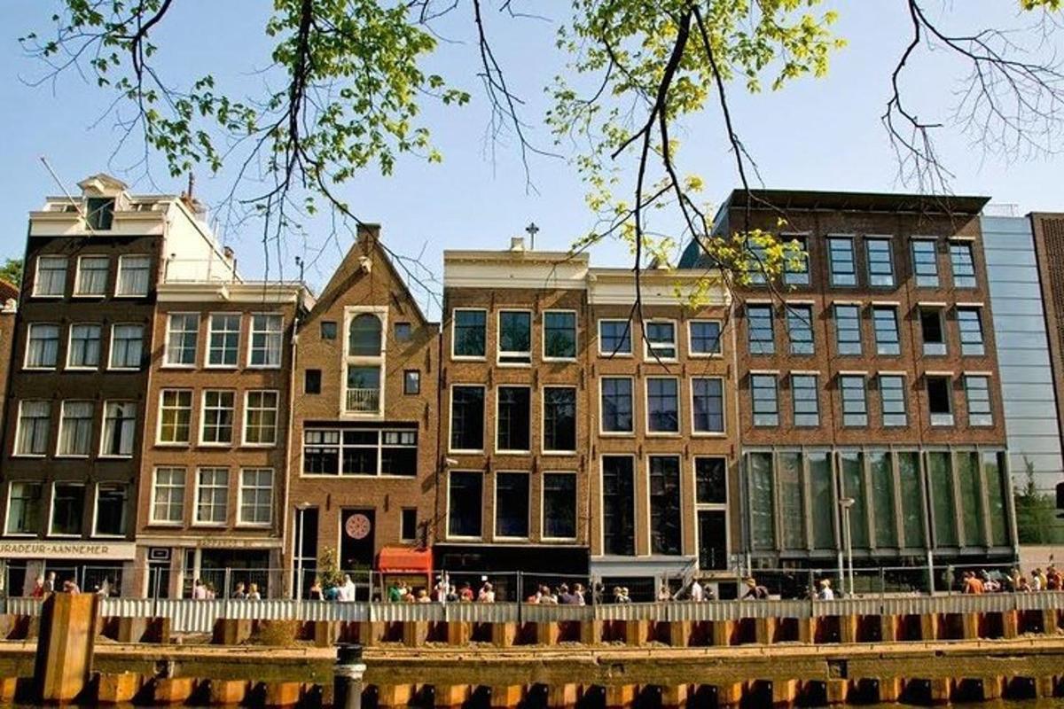 un gruppo di edifici vicino a un fiume con persone