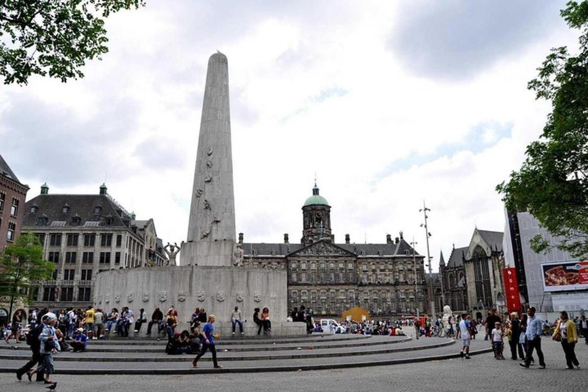 un gruppo di persone che camminano davanti a un monumento