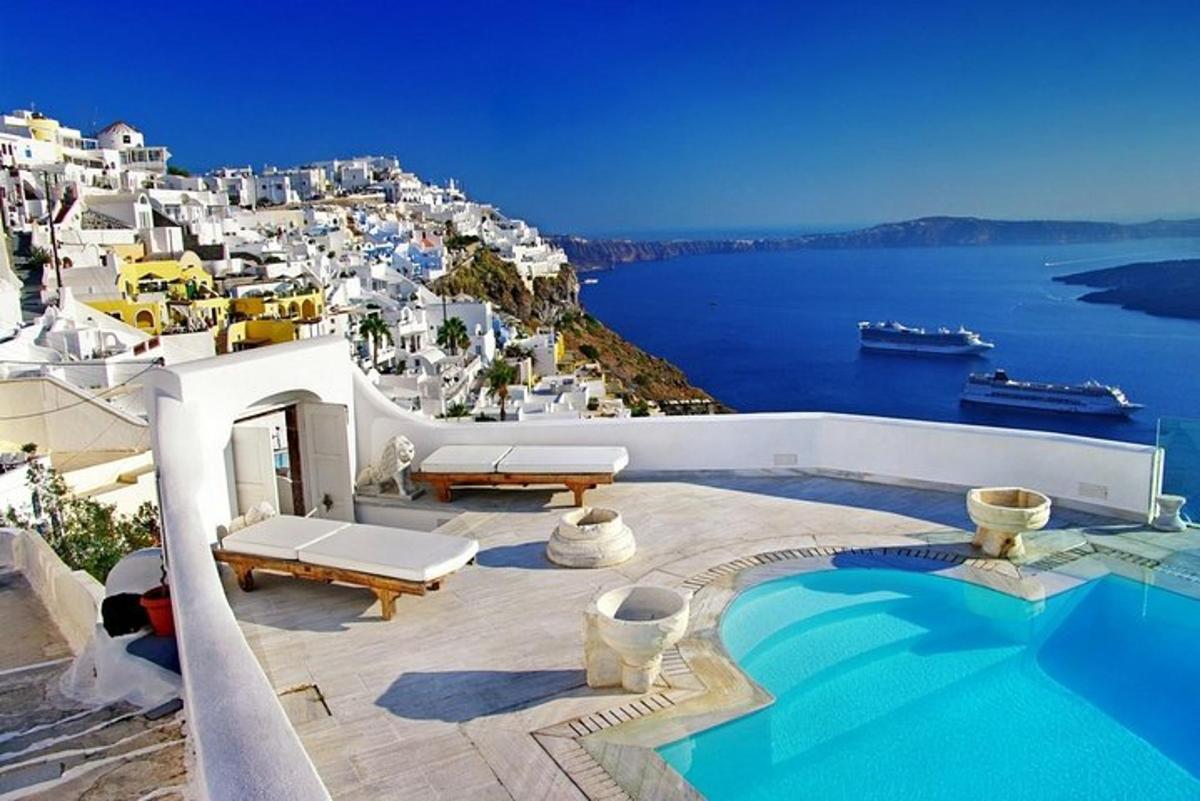 uma vista do oceano de uma villa