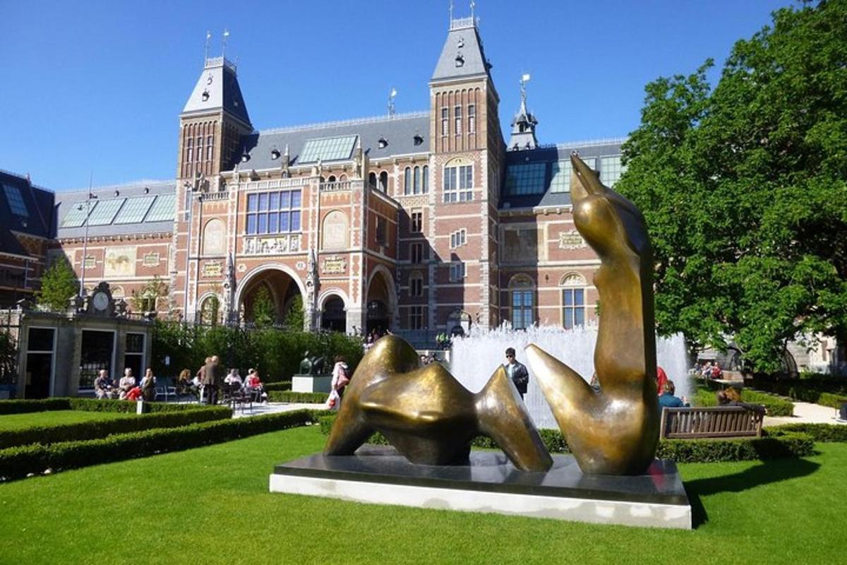 una statua di bronzo davanti a un edificio
