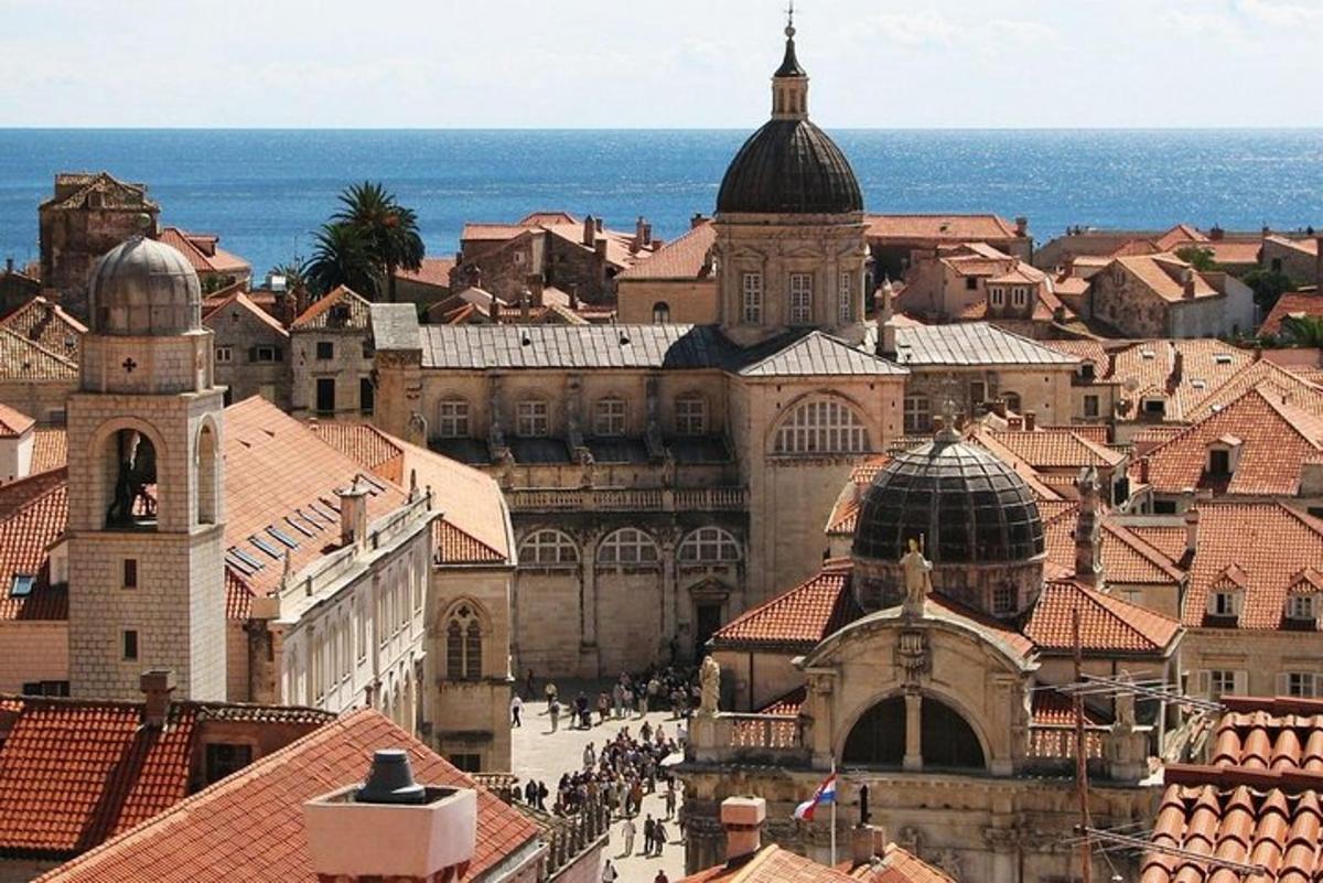 pohled na město s budovami a oceánem