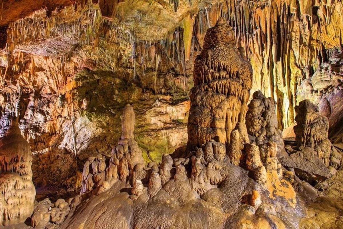 ein Gemälde einer Höhle mit Felsen darin