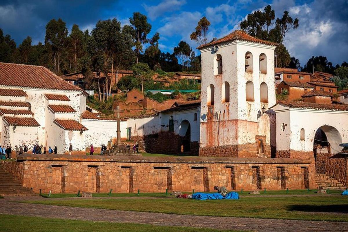 Un edificio antiguo con una torre de reloj en un pueblo.