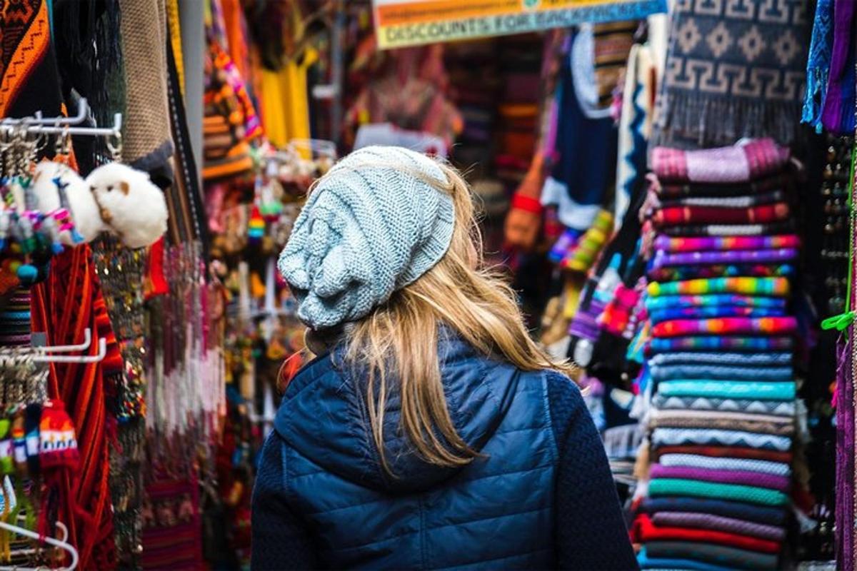 una mujer caminando por un mercado en una tienda