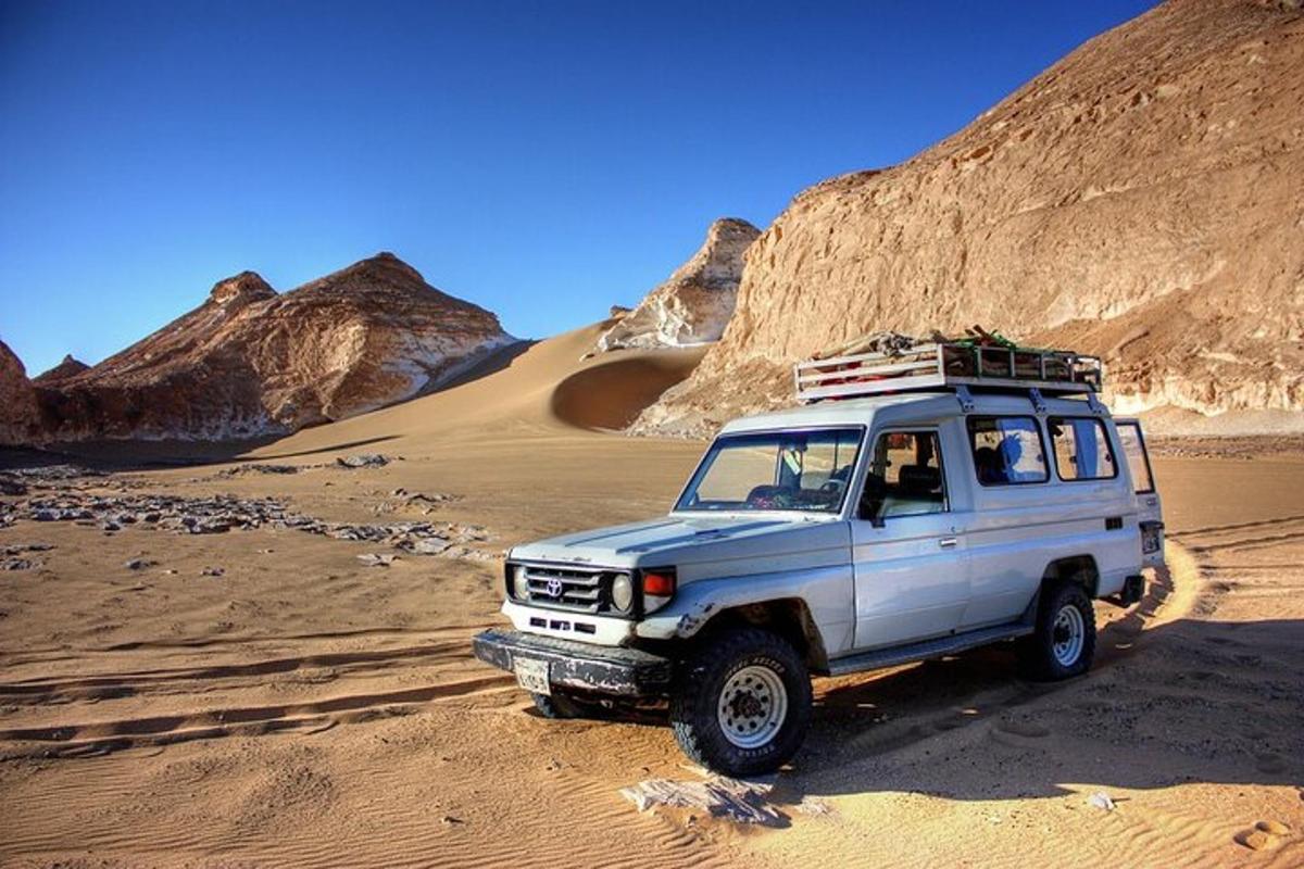 un jeep blanco estacionado en el desierto
