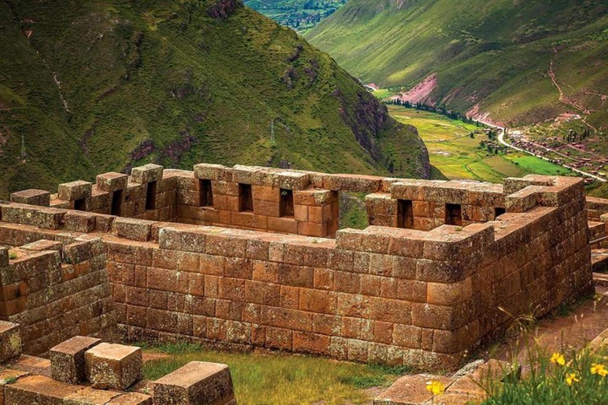 una pared de ladrillos con una montaña al fondo