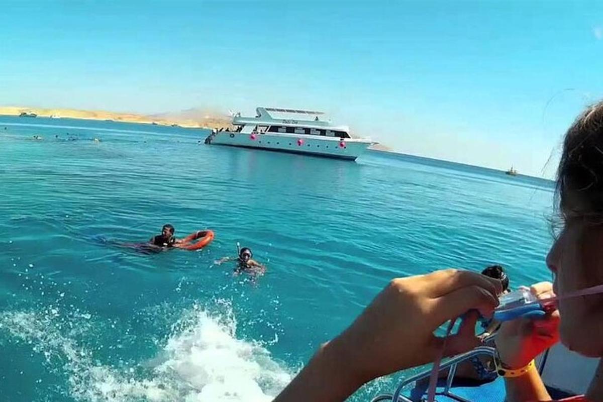 un gruppo di persone in acqua con una barca