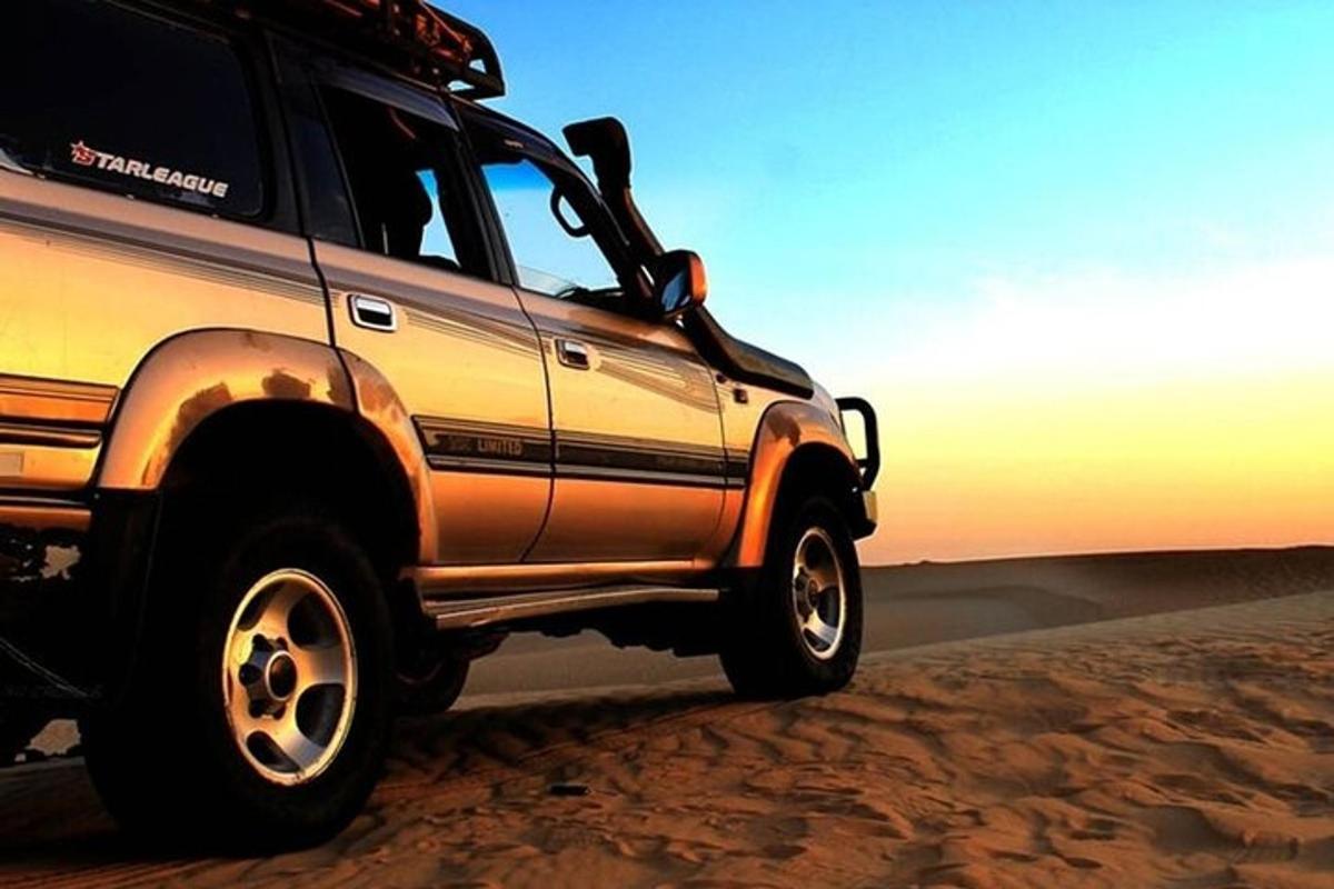 Un coche aparcado en la arena del desierto