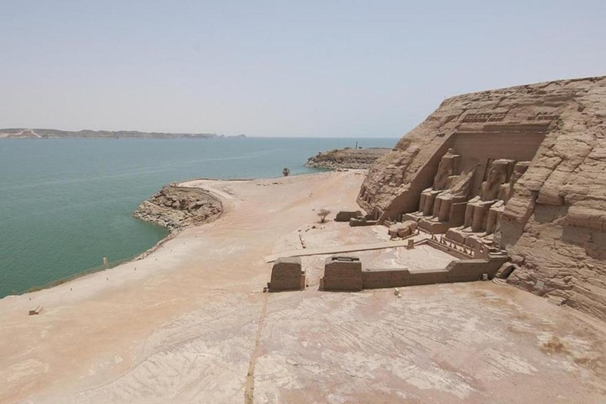 um antigo templo em um penhasco próximo ao oceano