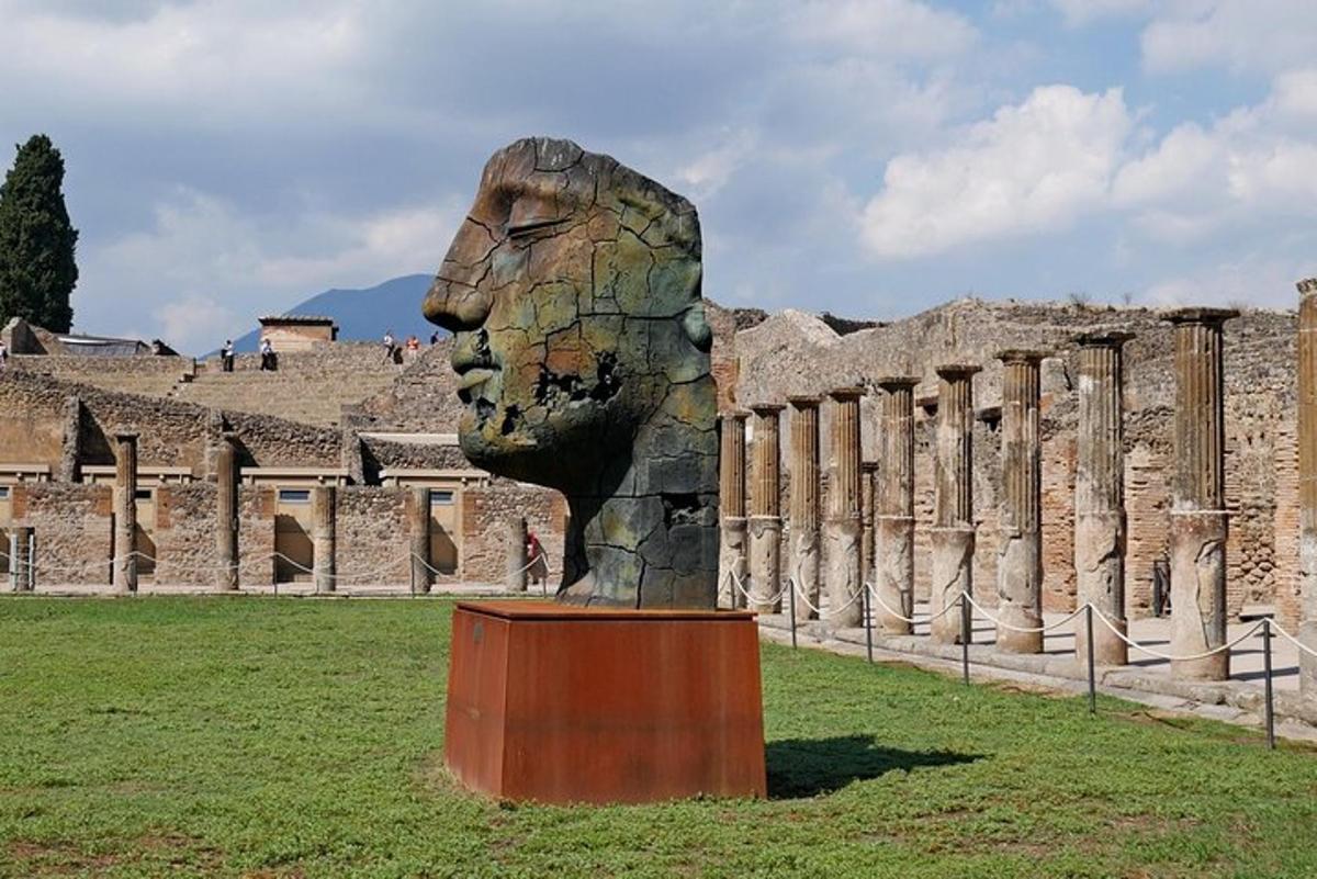 o statuie a unui cap în fața unei clădiri
