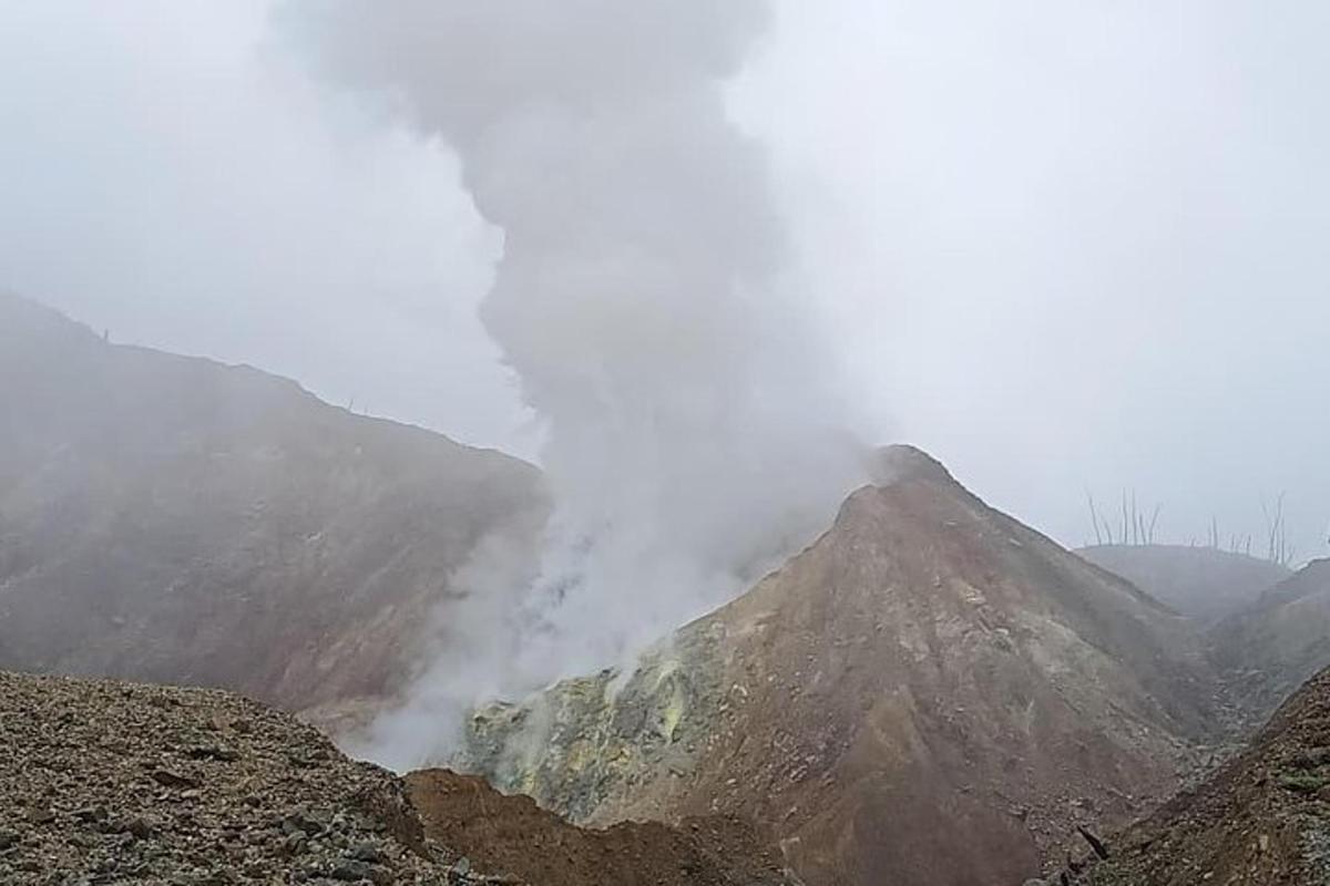pemandangan gunung dengan awan di langit