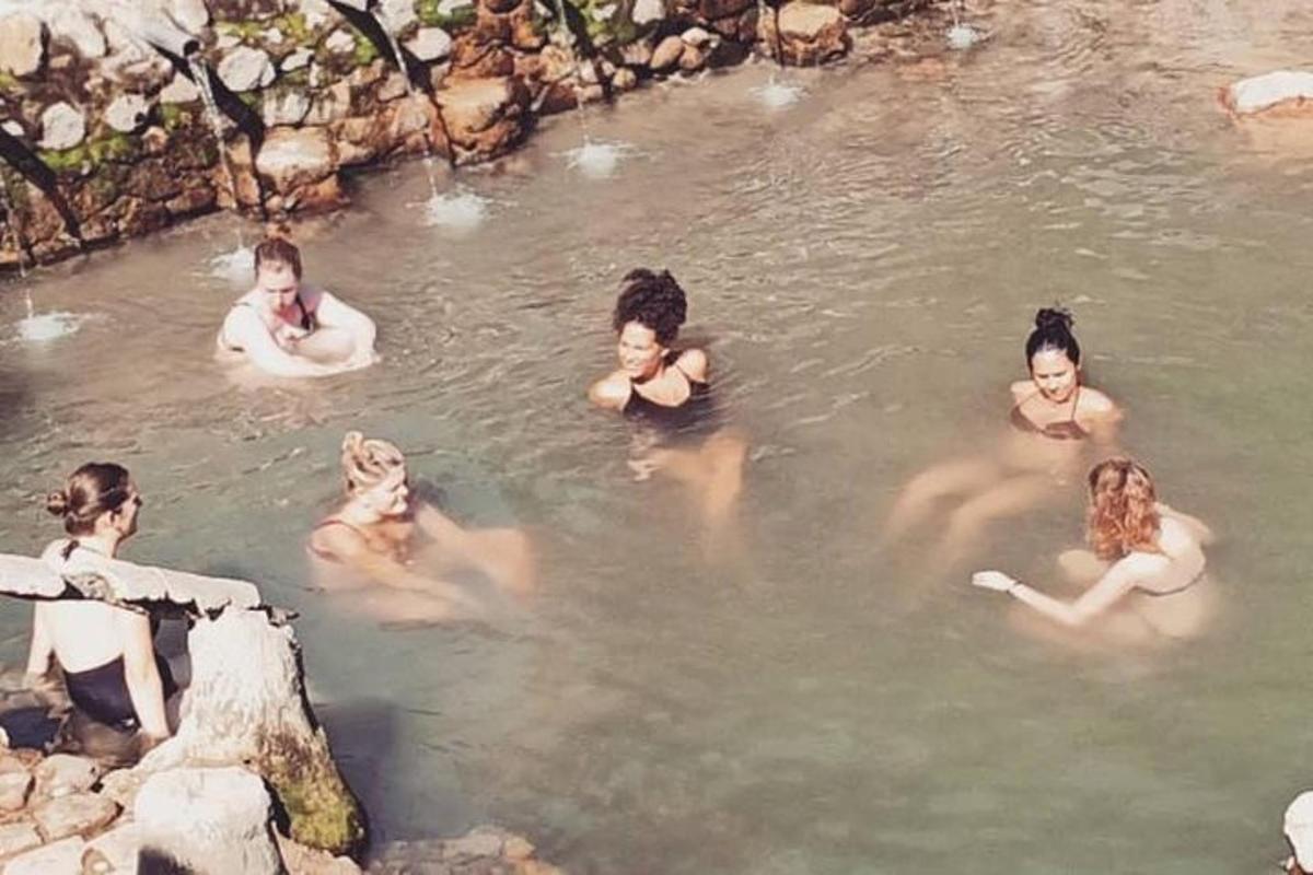 sekumpulan wanita berenang di dalam air