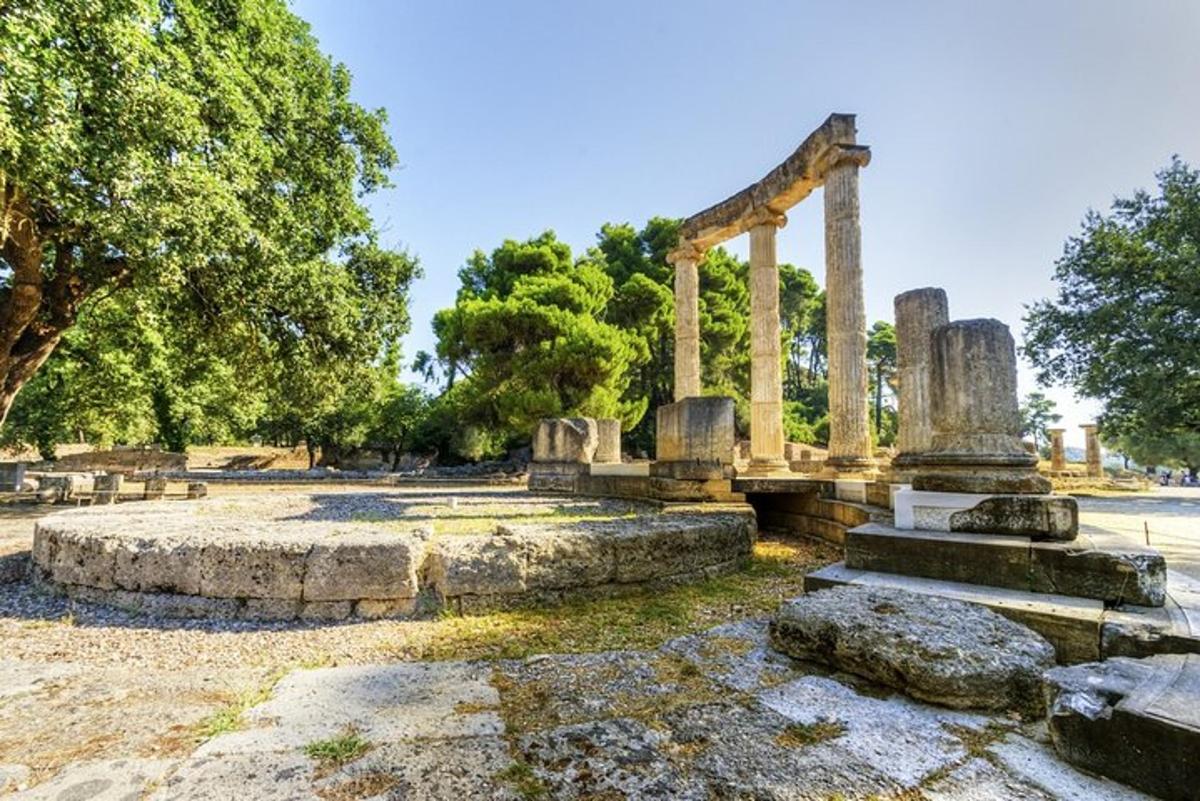 αρχαία ερείπια σε ένα πάρκο με δέντρα