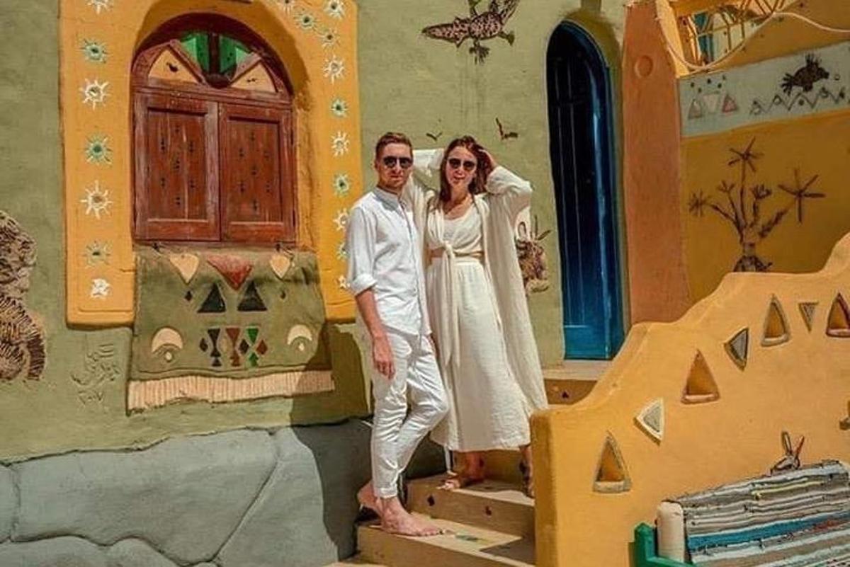 muž a žena stojící před budovou