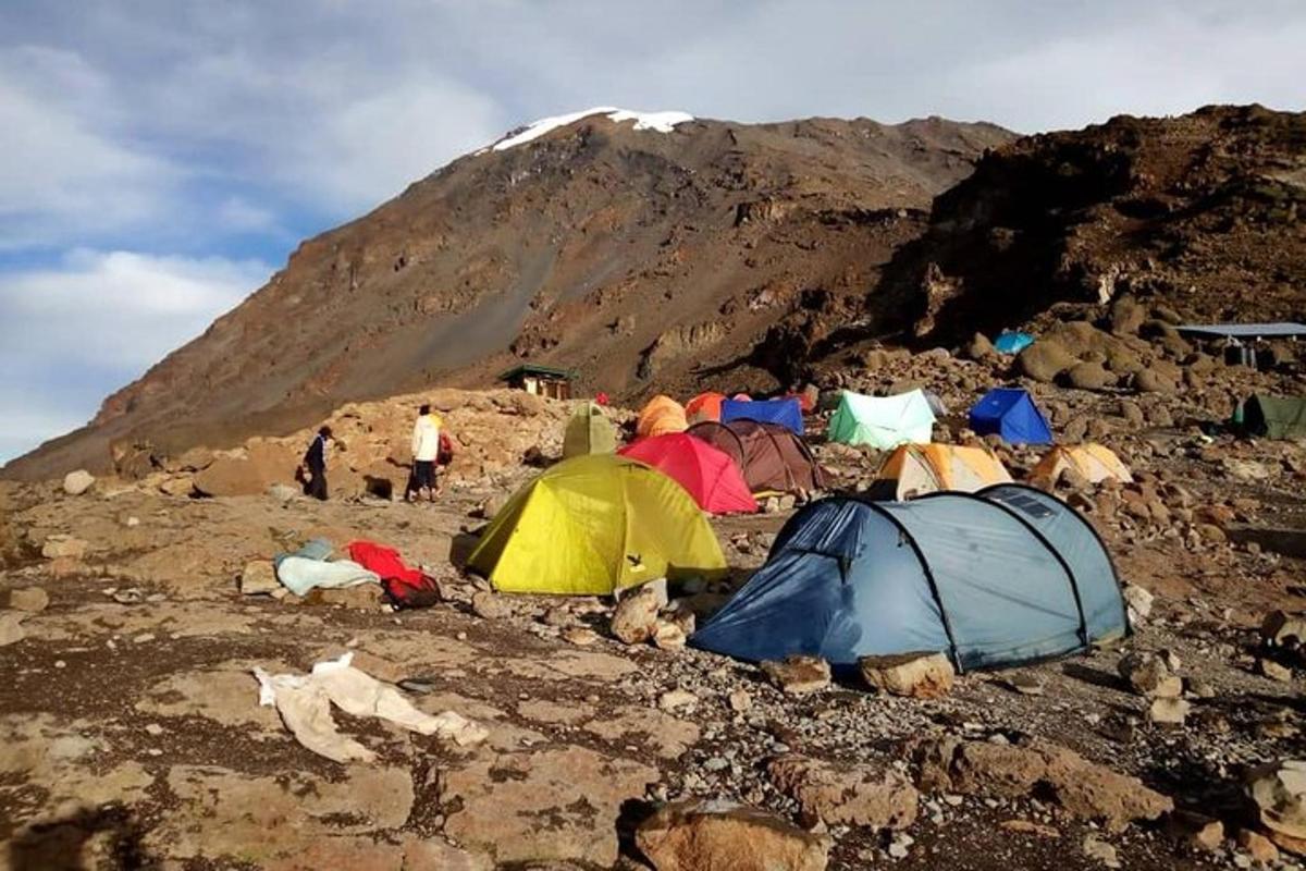um grupo de tendas no topo de uma montanha