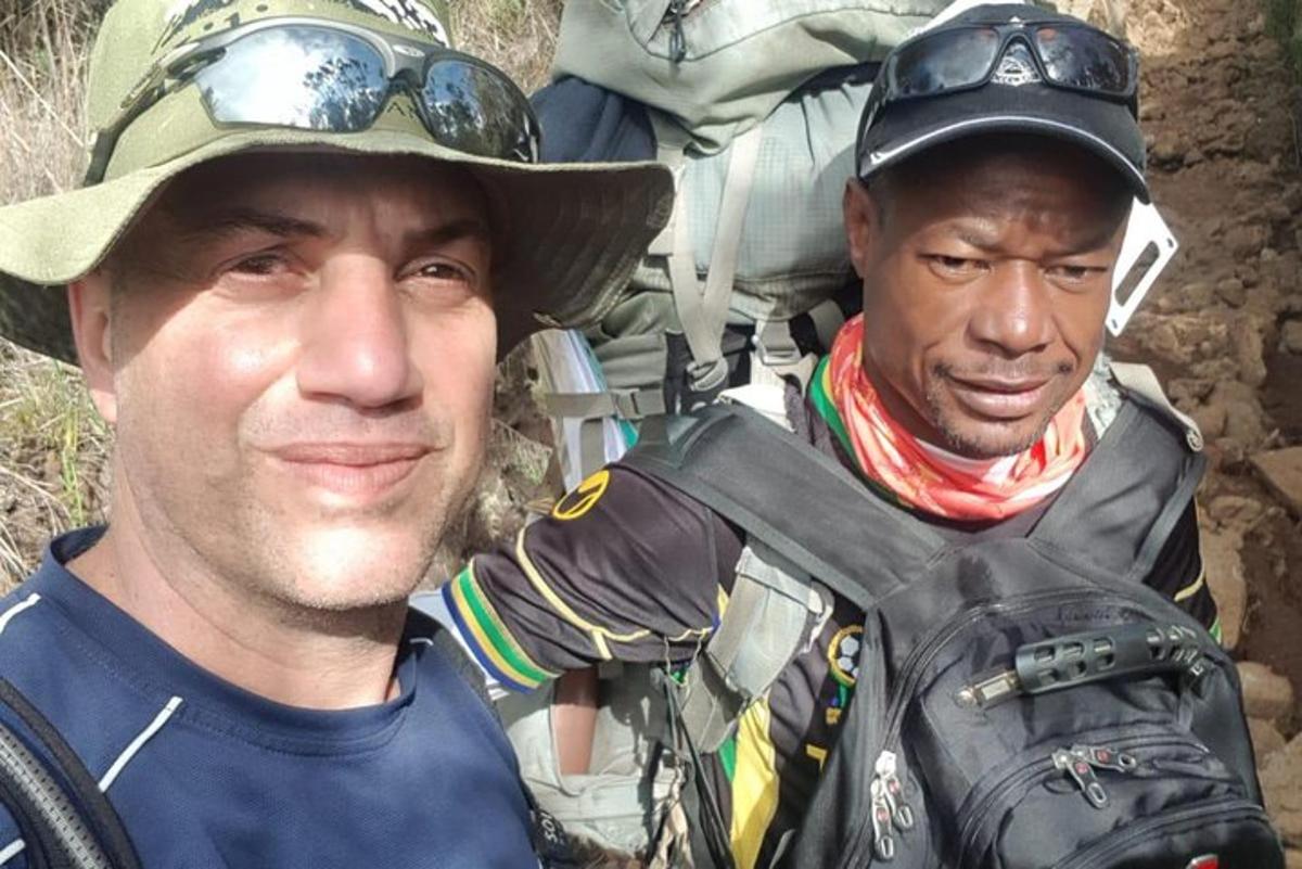 dois homens estão parados um ao lado do outro