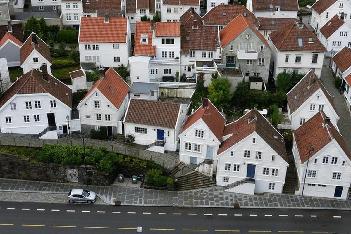 linn valgete majade ja tänaval seisva autoga