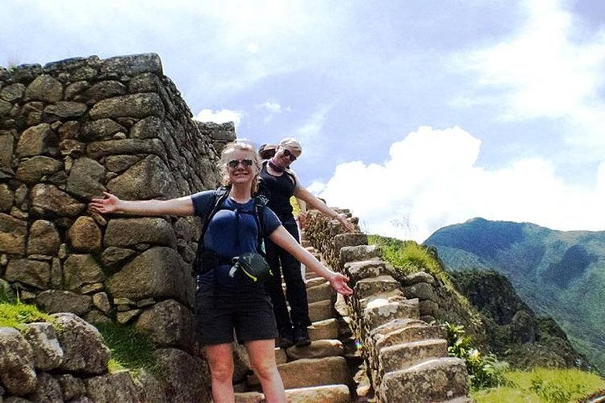Dos personas de pie en una escalera en una montaña.