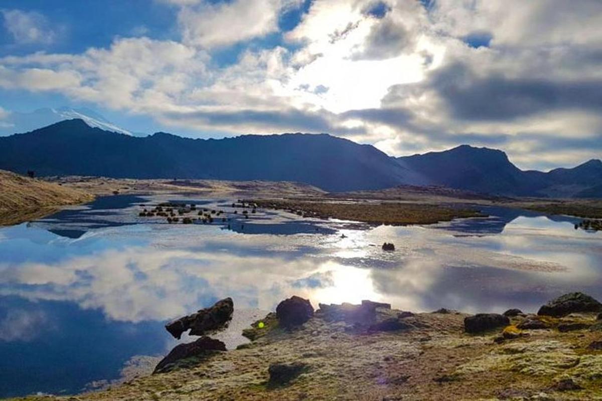 ένα μεγάλο υδάτινο σώμα με βουνά στο φόντο