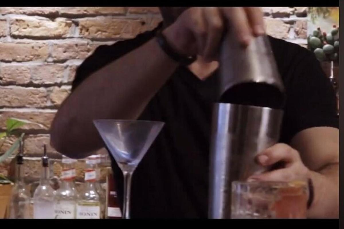 Žena nalévá víno do sklenice na martini