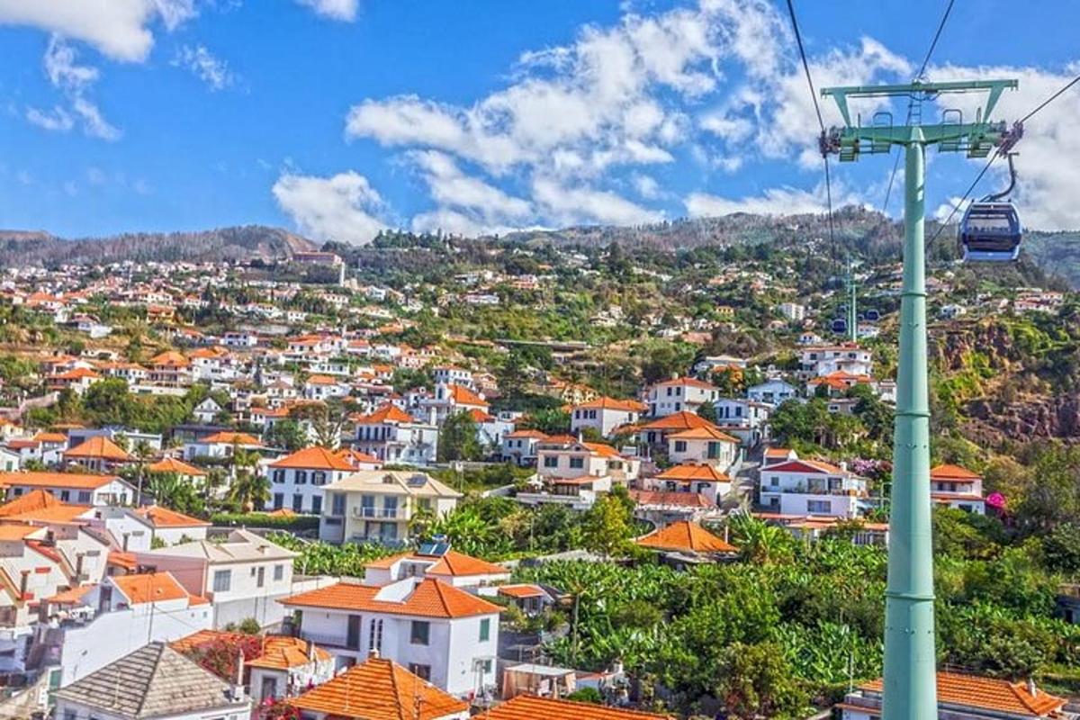 una vista di una città con una gondola