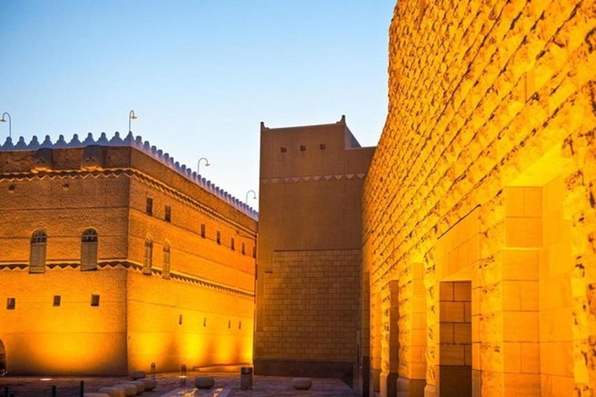 un grand bâtiment à côté d'un grand bâtiment