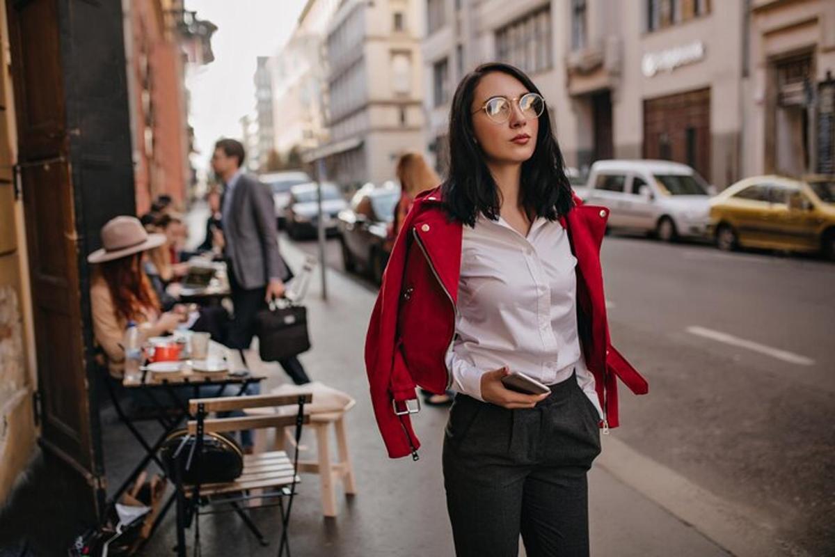 žena kráčející po ulici v červené bundě