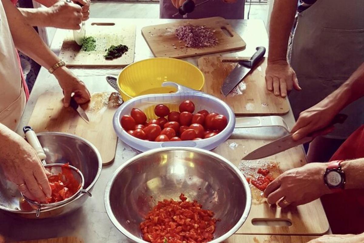 un gruppo di persone che prepara i pomodori su un tavolo
