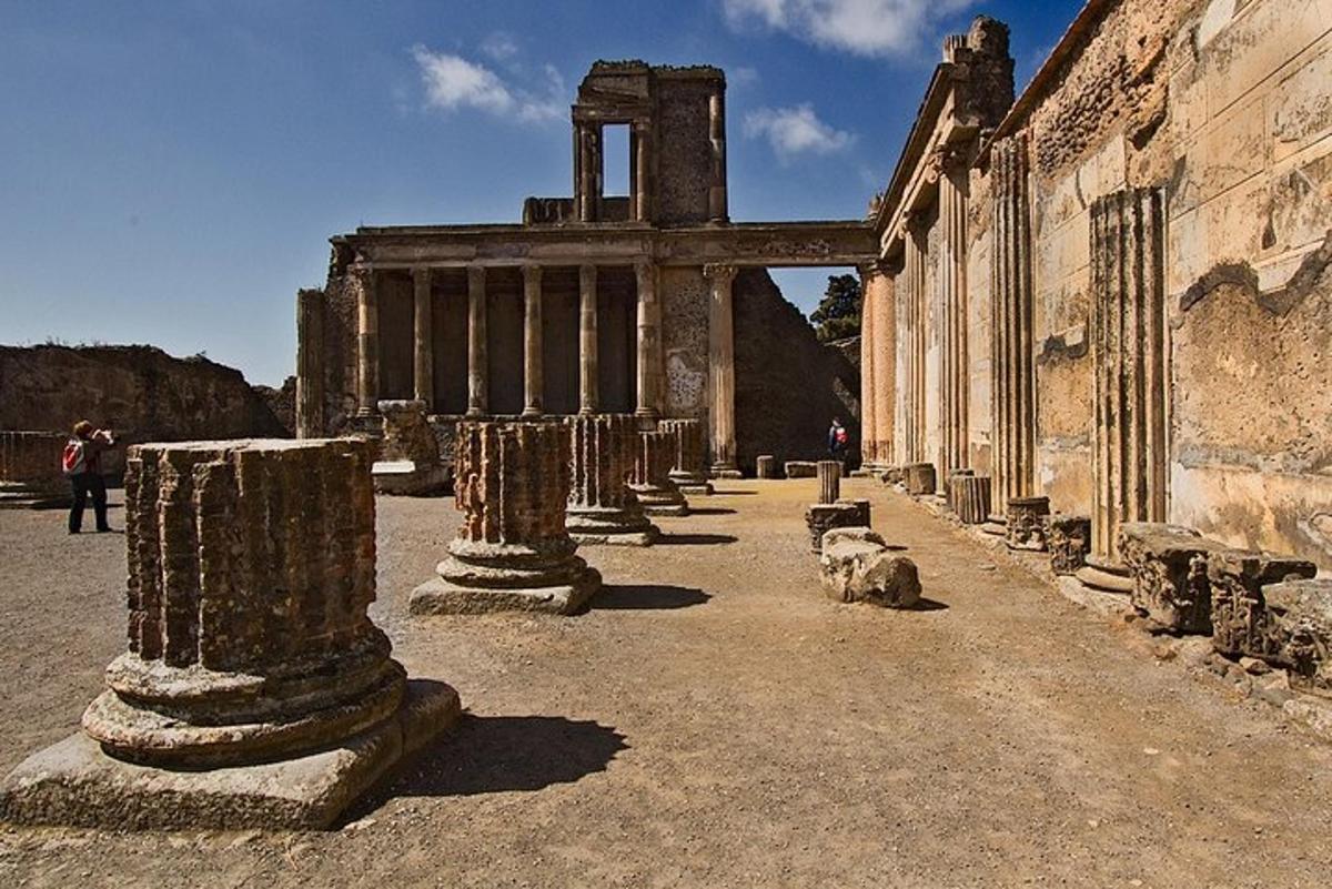 una hilera de pilares en las ruinas de un edificio