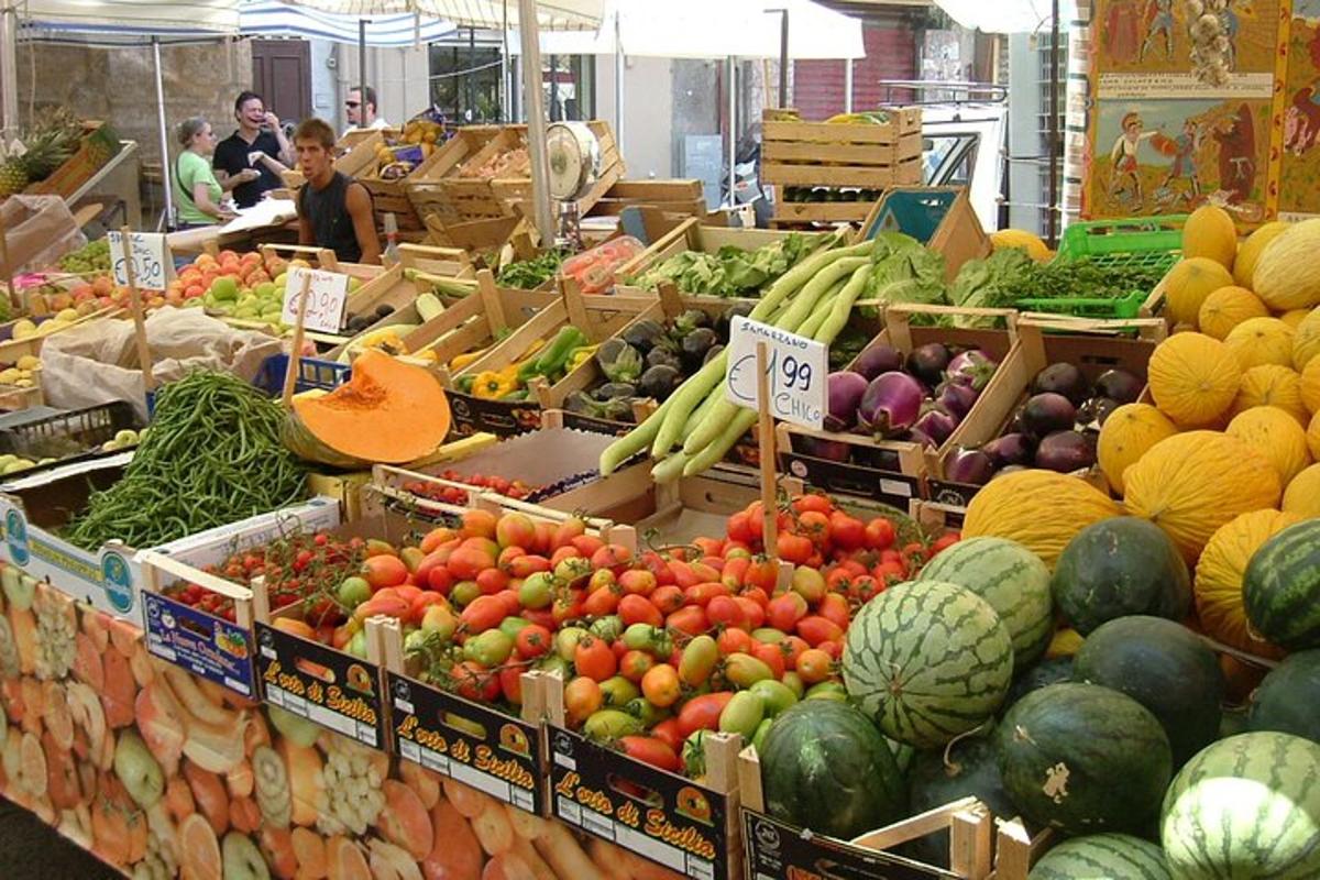 un mercato pieno di frutta e verdura