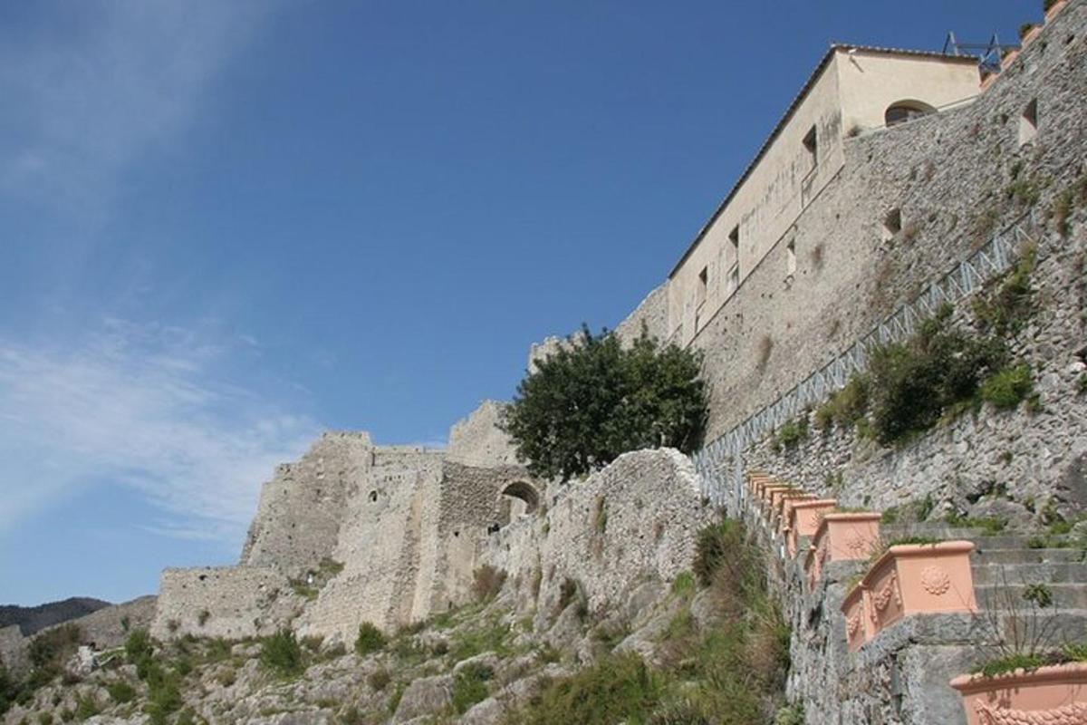 eine Steinmauer mit Treppen auf einem Berg