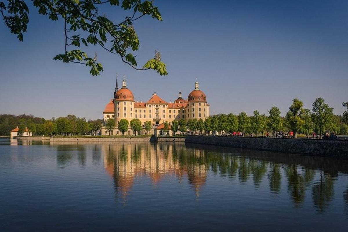 um grande edifício situado na margem de um lago
