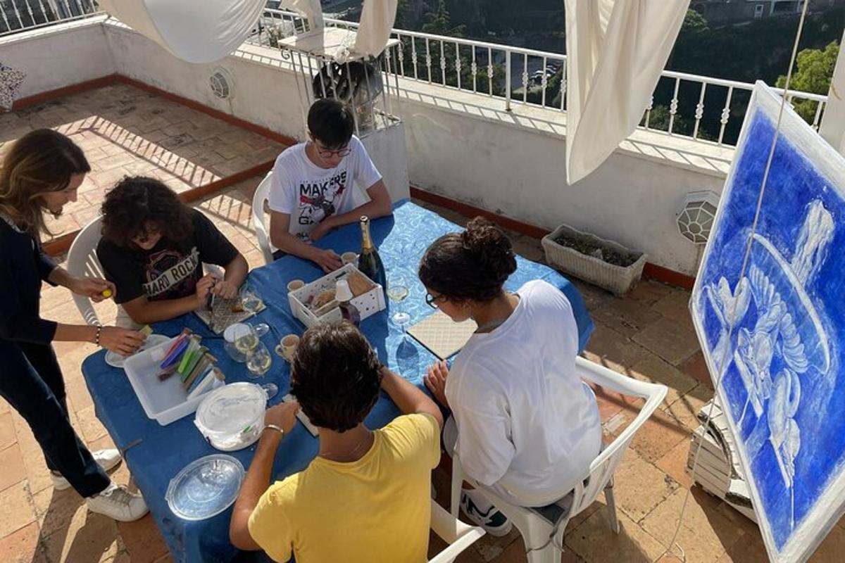 isang grupo ng mga tao na nakaupo sa paligid ng isang mesa