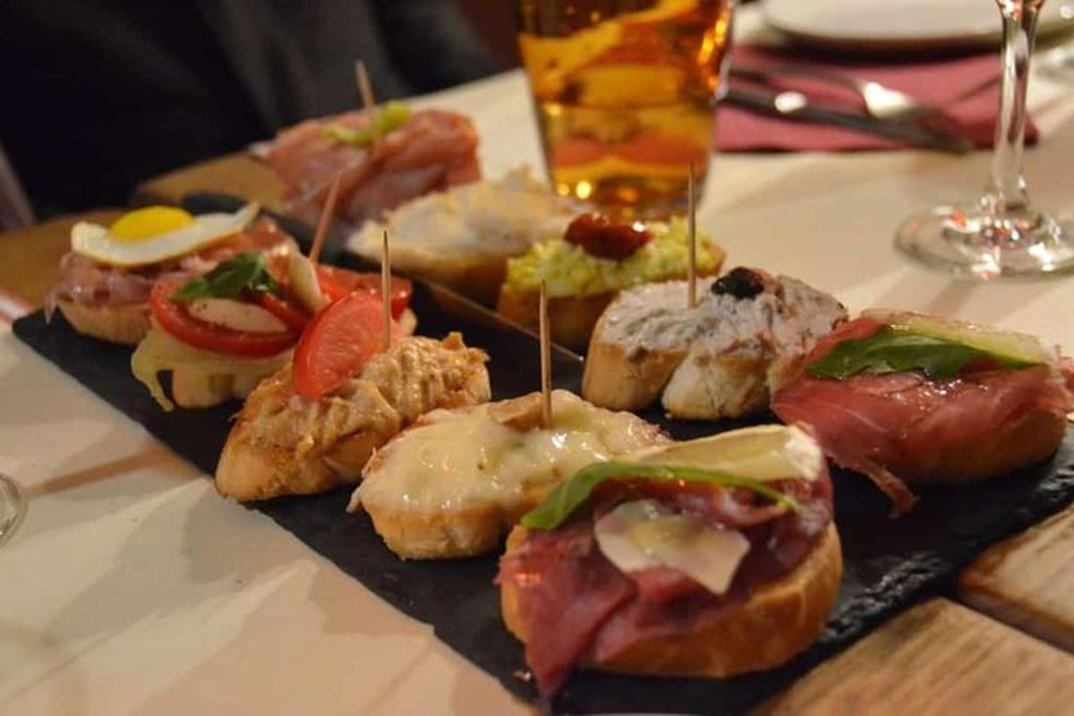 isang grupo ng mga appetizer ang nakaupo sa isang mesa