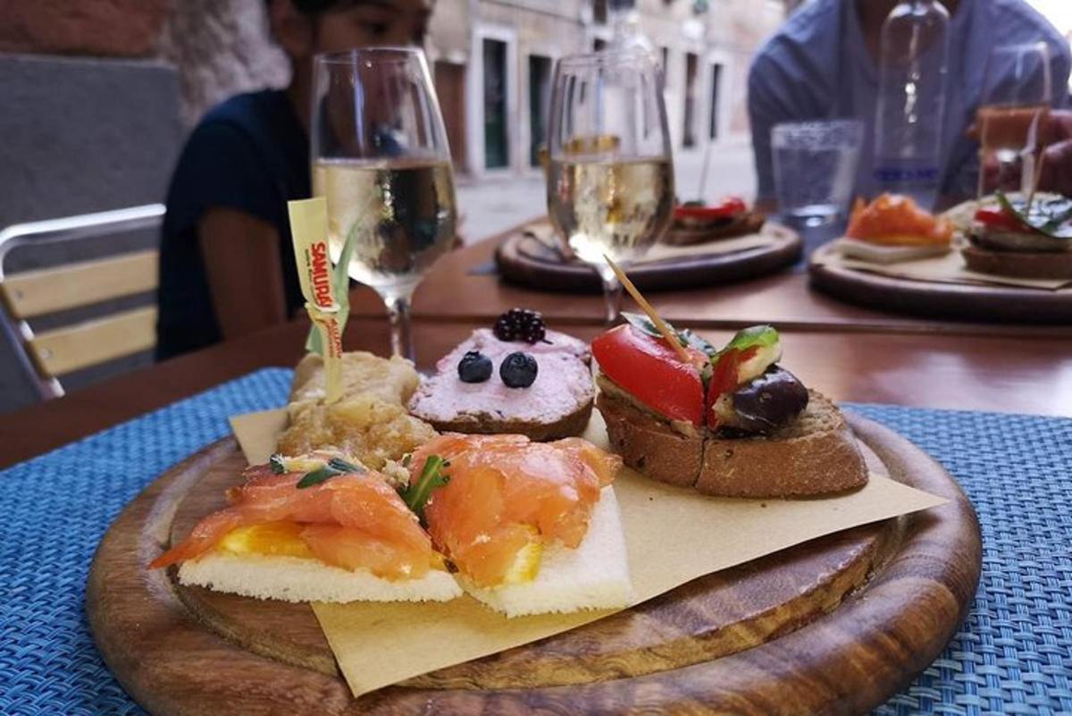 tanier jedla na stole s pohármi vína