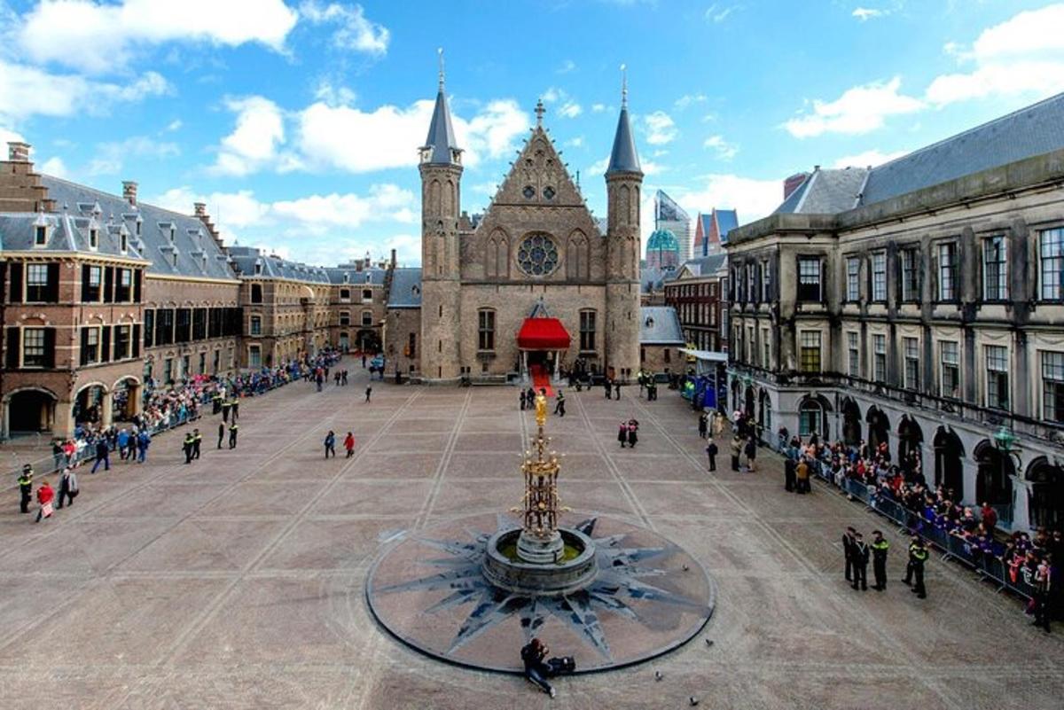 ein Stadtplatz mit einem Uhrturm und einem Brunnen