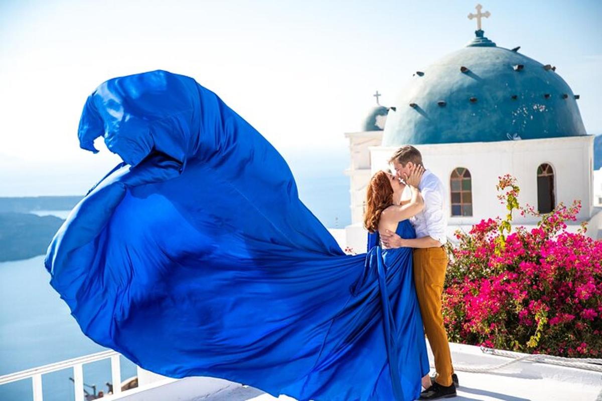 Un hombre y una mujer de pie junto a una sábana azul.