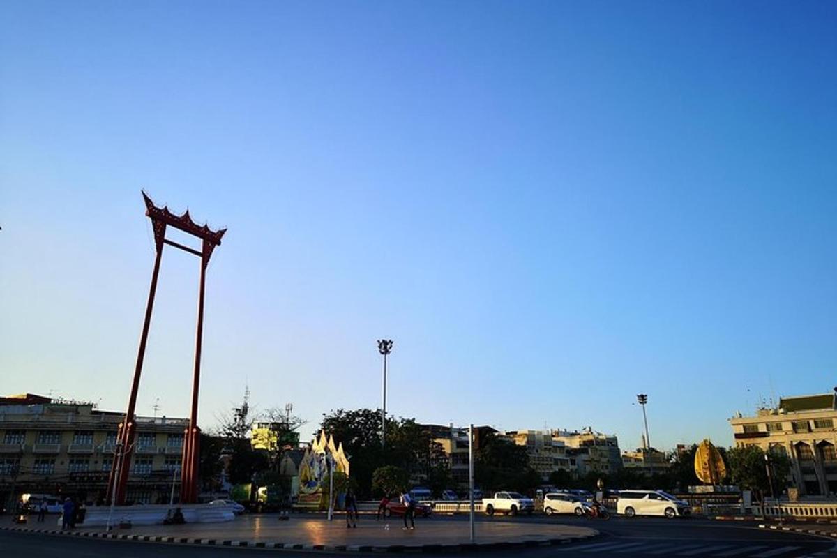 Ένα μεγάλο γλυπτό σε ένα πάρκινγκ σε μια πόλη