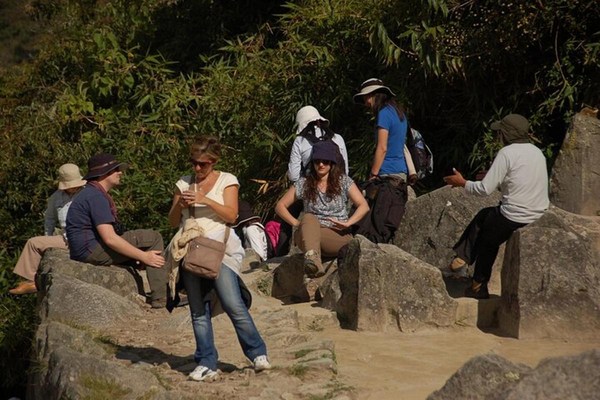 eine Gruppe von Menschen, die auf einigen Felsen sitzen