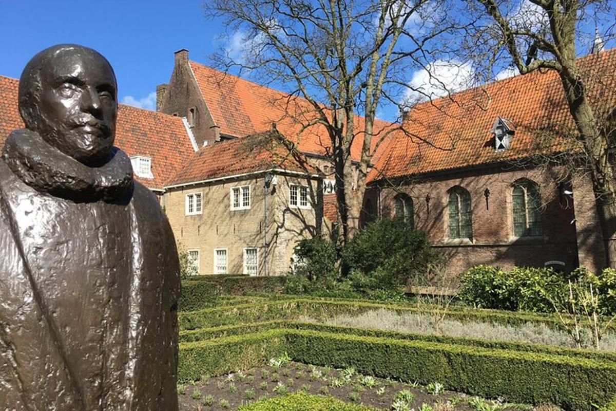 stytta af dreng fyrir framan byggingu