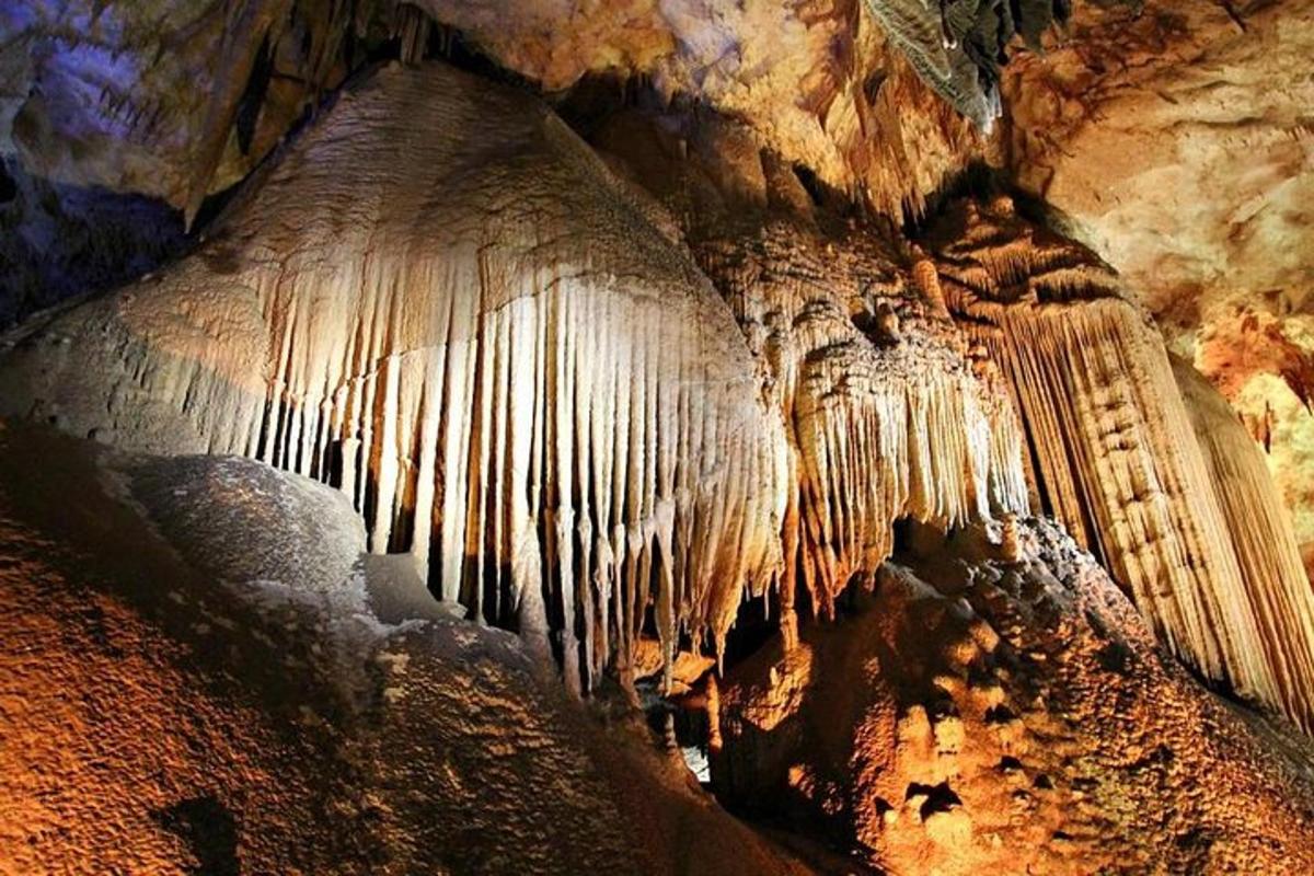 una grotta con formazioni di ghiaccio ai lati