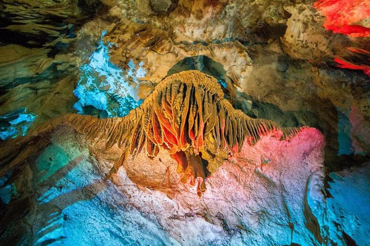 un dipinto di un vulcano in una grotta