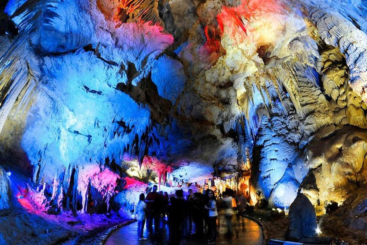 un gruppo di persone in piedi in una grotta