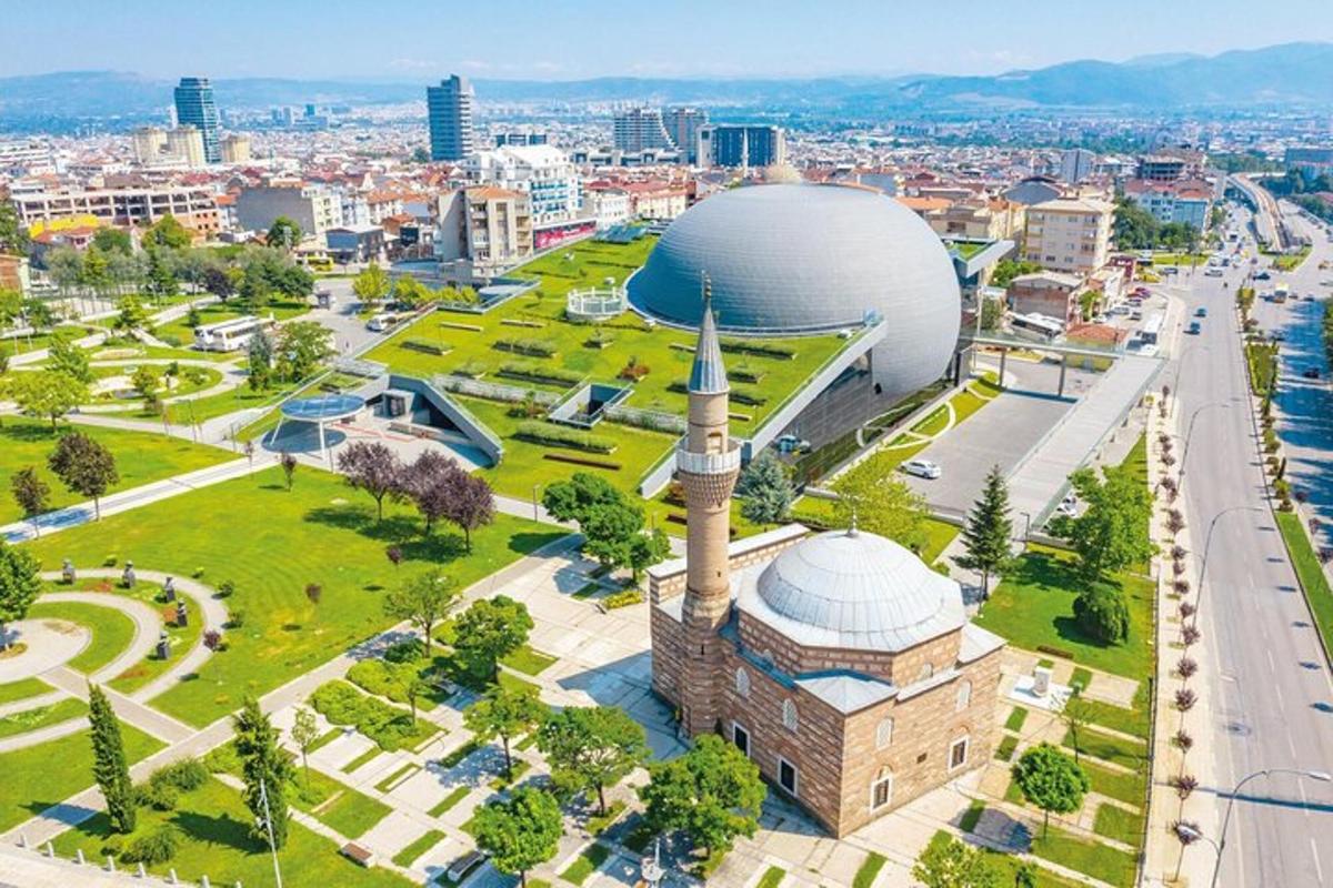 Una mezquita en un parque con una ciudad al fondo