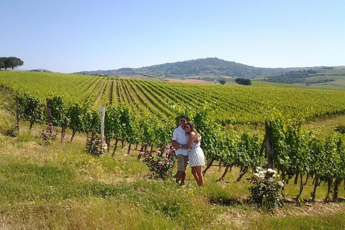 un uomo e una bambina in piedi in un vigneto