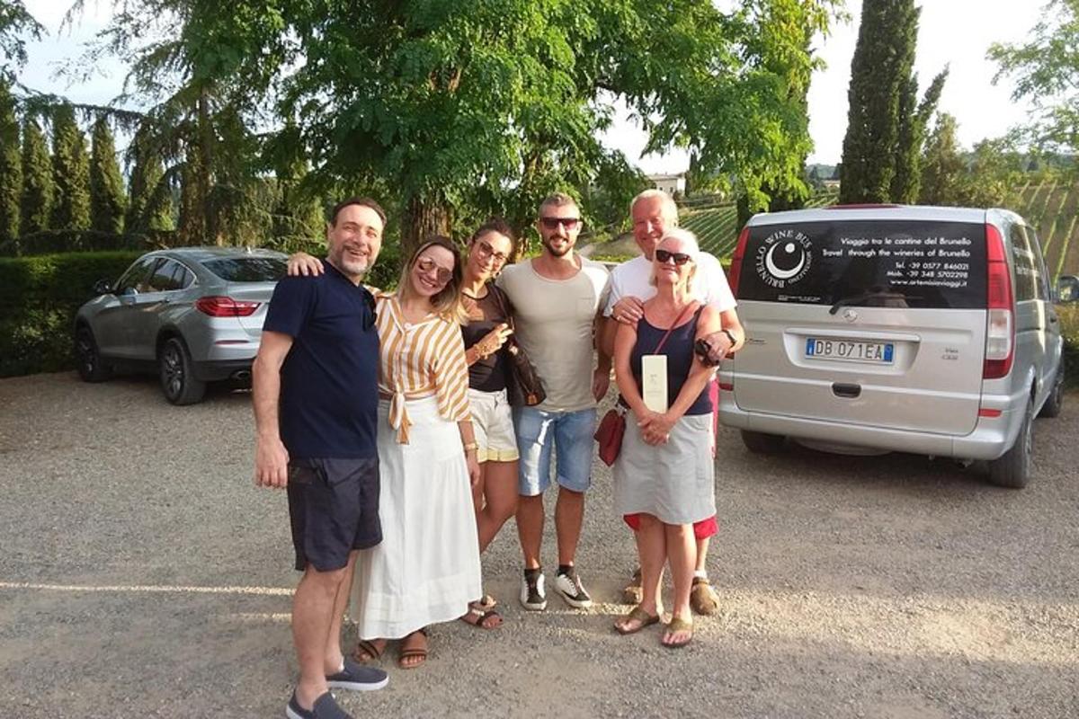un gruppo di persone in posa per una foto in un parcheggio