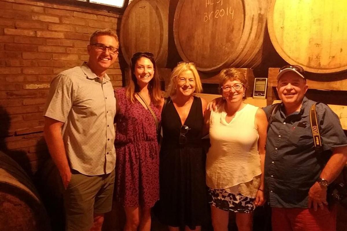 Un grupo de personas posando para una foto en una bodega.