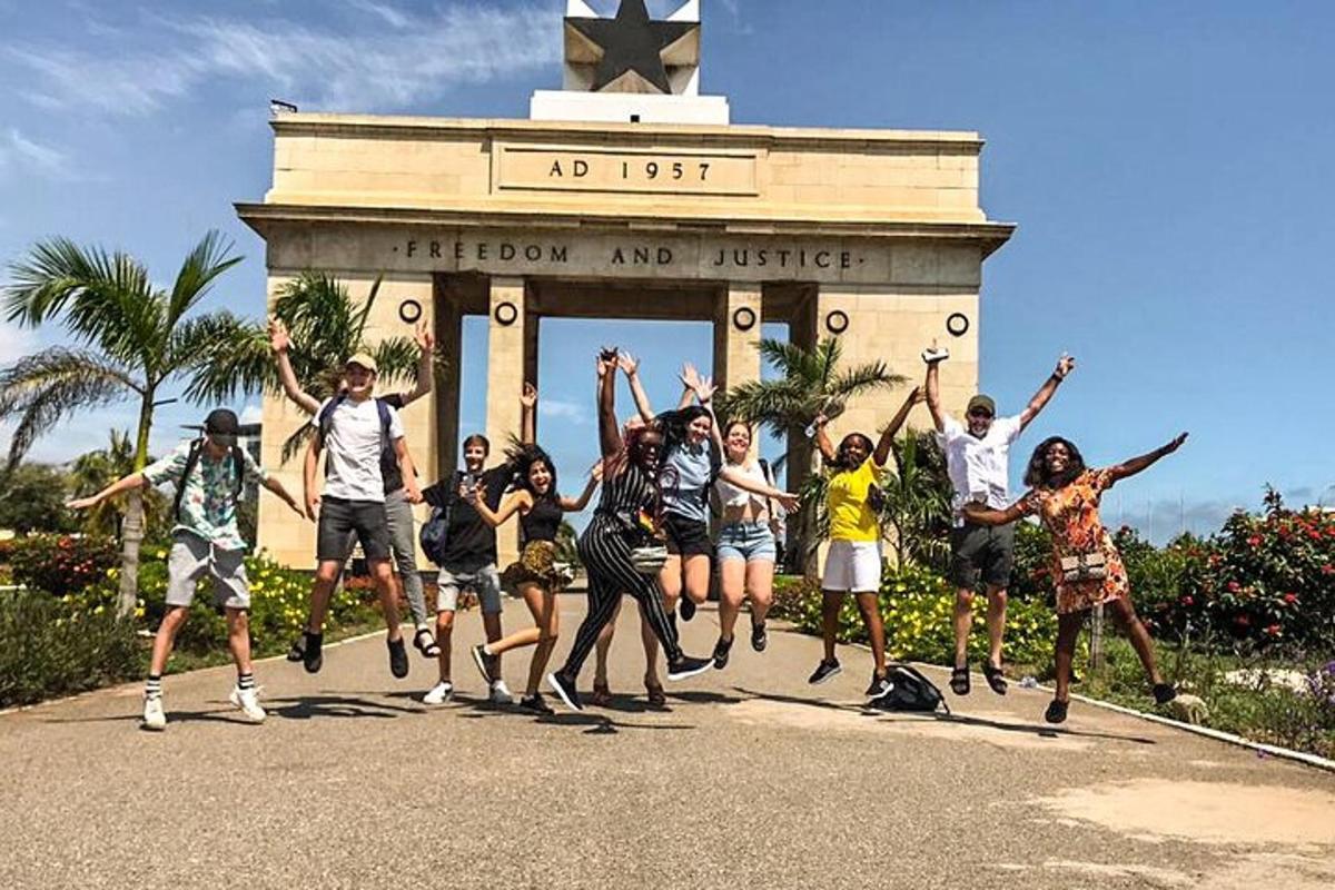 un grup de persones saltant a l'aire davant d'un monument